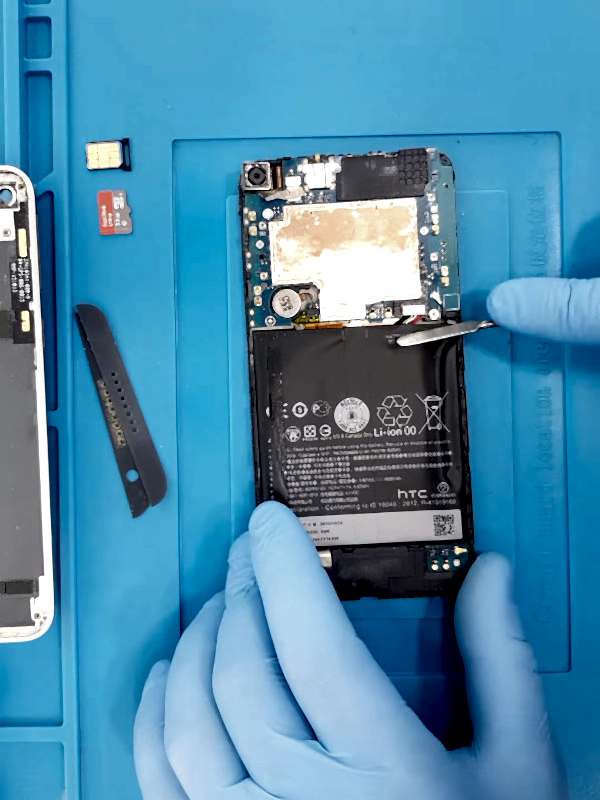 HTC Desire 820 batarya (pil) değişimi